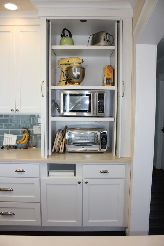un piccolo armadietto per riporre vari elettrodomestici è una bella idea per riporre le cose e per riordinare la cucina