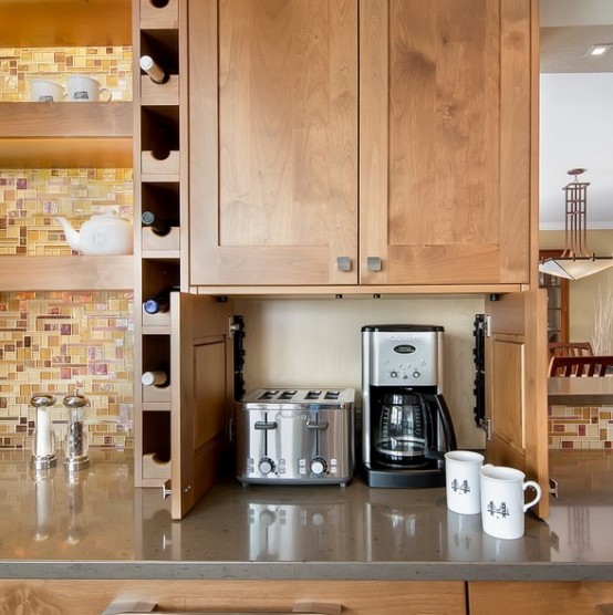un mini mobiletto con una macchina per il caffè e un tostapane sotto un mobiletto superiore manterrà la tua piccola cucina ordinata e ordinata