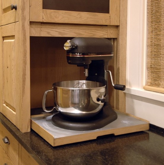 un piccolo mobiletto con un ripiano a scomparsa e un miscelatore è una bella idea per nascondere il tuo elettrodomestico e mantenere pulita la cucina