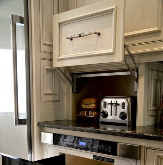 un mobile con un'anta mobile e un tostapane nascosto è un modo adorabile per mantenere pulita la tua cucina