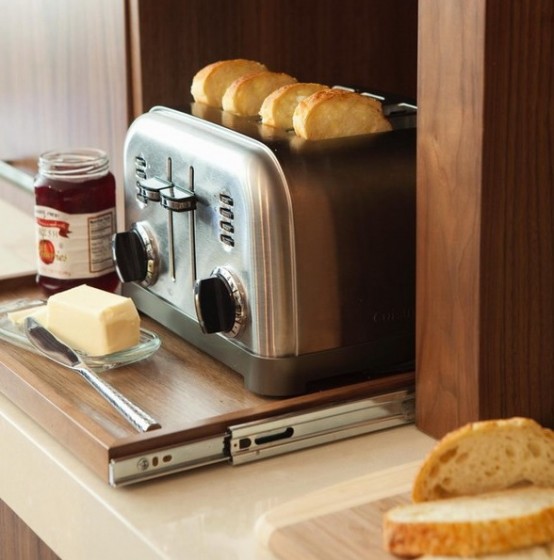 una mensola a scomparsa con tostapane è una bella idea per chi ama i toast a colazione