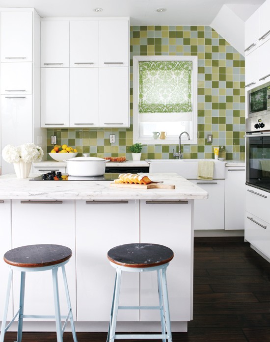 una piccola cucina bianca con armadi eleganti, ripiani in pietra bianca e un backsplash di piastrelle verde brillante è divertente e cool