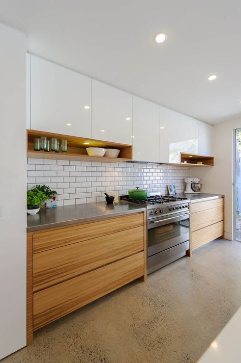 un'elegante cucina minimalista in legno bianco e tinto di chiaro, con un piano di lavoro in pietra e un backsplash in piastrelle bianche della metropolitana è wow