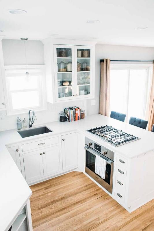 una cucina bianca contemporanea con ripiani bianchi e alzatina è uno spazio piccolo e accogliente