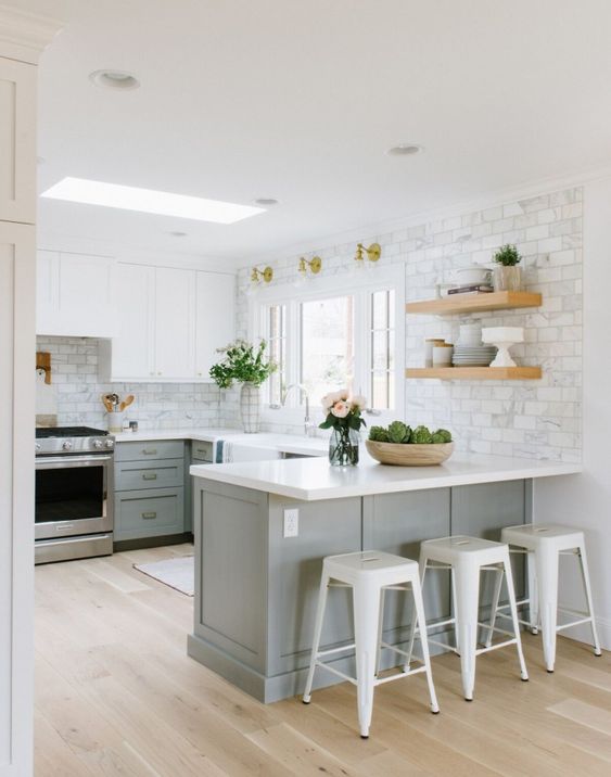 una cucina grigia della fattoria con un backsplash delle mattonelle di marmo bianco e controsoffitti bianchi più un lucernario