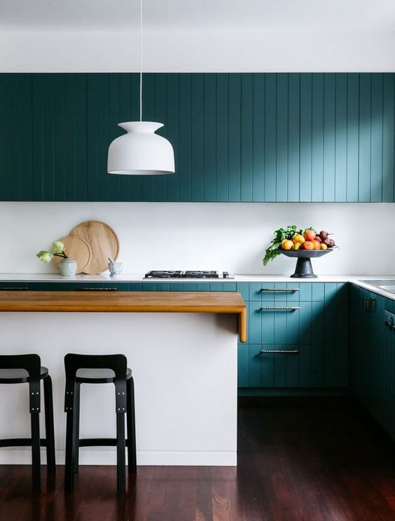 un'elegante cucina verde acqua contemporanea con armadi in beadboard, un backsplash bianco elegante e controsoffitti è sorprendente