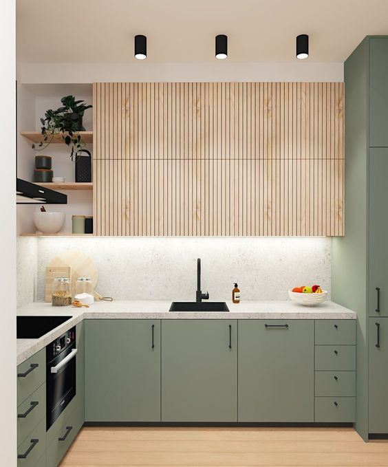 un'elegante cucina contemporanea con mobili colorati e verdi, un backsplash e controsoffitti in marmo bianco più infissi neri