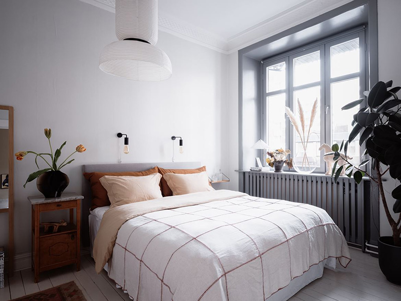 La camera da letto è per lo più in bianco e grigio, ci sono mobili freschi e comodi e potresti vedere biancheria da letto stampata