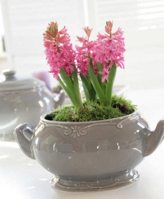 una zuccheriera grigia con giacinti rosa e muschio è un bel centrotavola di ispirazione vintage o una decorazione per la primavera
