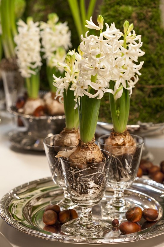 bicchieri con giacinti bianchi per un grazioso e raffinato centrotavola primaverile adagiato su un vassoio d'argento