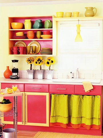 una cucina luminosa in rosa e giallo neon in stile retrò sembra solare e allegra e solleva l'umore