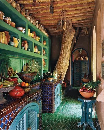 una luminosa cucina vintage in verde, con audaci armadi rivestiti in piastrelle, un pavimento in piastrelle verdi e un arredamento marocchino è super audace