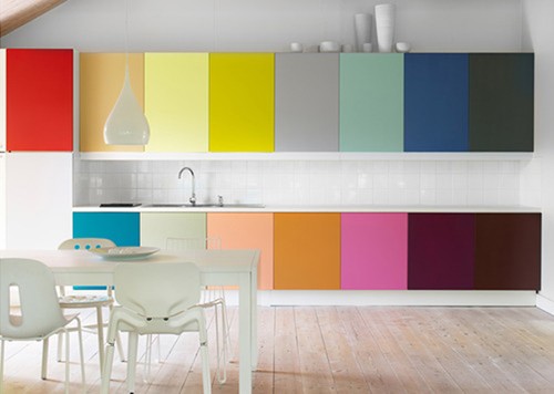 una cucina minimalista arcobaleno con mobili eleganti, un set da pranzo neutro e una lampada a sospensione