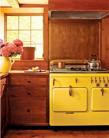 una cucina vintage realizzata in ricca macchia, con tocchi gialli audaci è uno spazio adorabile e chic