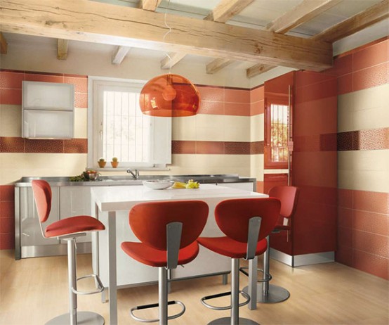 una cucina rossa e bianca luminosa e fresca con pareti piastrellate e cabine neutre e un'isola bianca della cucina è wow