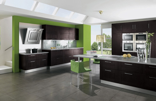 una cucina nera brillante e verde neon con ripiani bianchi ed elettrodomestici in acciaio inossidabile è uno spazio audace e fresco