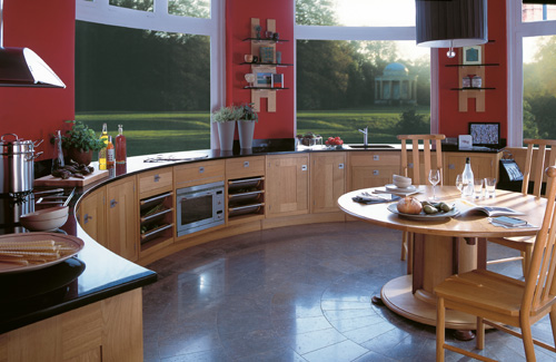 una cucina curva con armadi in legno, controsoffitti neri e pareti rosse più una vista meravigliosa è un posto favoloso