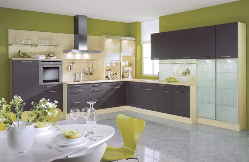 una cucina colorata con pareti verde lime, armadi grigio scuro, tocchi neutri e molta luce è audace
