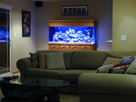un soggiorno con un acquario nell'angolo, il pezzo aggiunge eleganza e interesse allo spazio