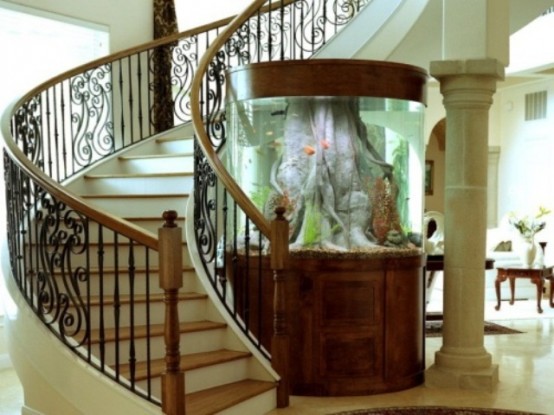 un foyer con un acquario di grandi dimensioni con legno ricco di tinte si abbina perfettamente allo spazio e qui sembra molto accattivante