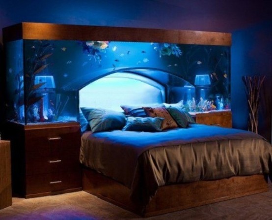 uno splendido acquario sopra il letto garantisce relax prima di addormentarsi e sogni d'oro