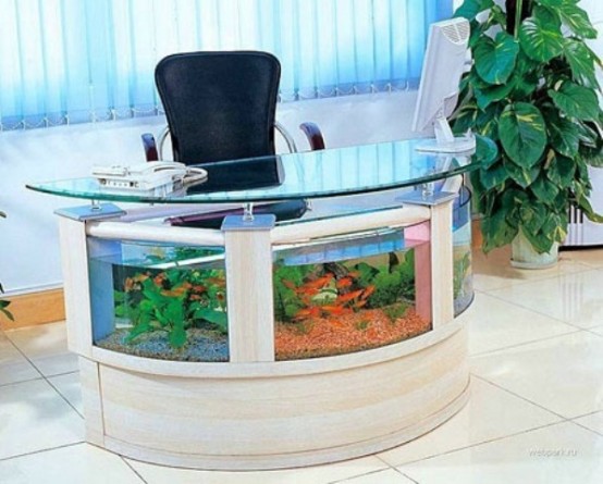 una scrivania con acquario è un'idea rilassante per chi ama il mare e vuole qualcosa di naturale intorno mentre lavora