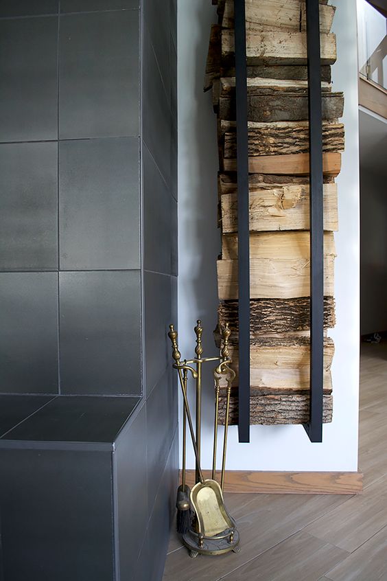 un moderno e laconico porta legna da ardere a parete è un'idea molto elegante per uno spazio minimalista e sembra cool e chic