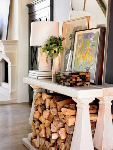una consolle vintage con legna da ardere sotto il piano del tavolo è un'idea molto bella ed elegante per quasi tutti gli spazi