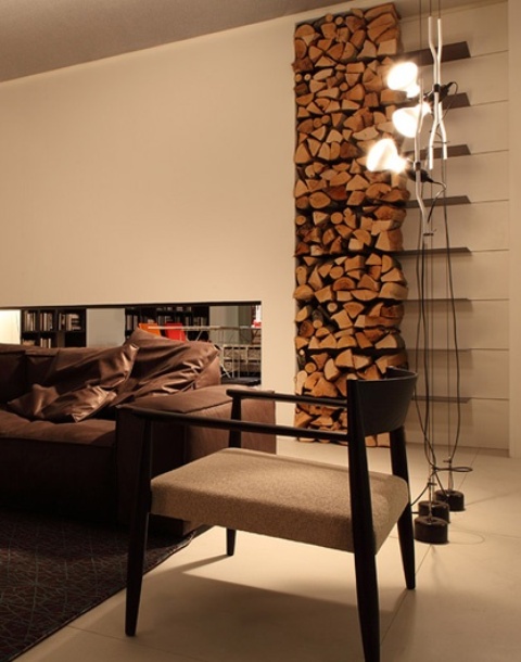un deposito di legna da ardere aperto a più livelli minimalista attaccato al muro è una caratteristica elegante che porta intimità qui