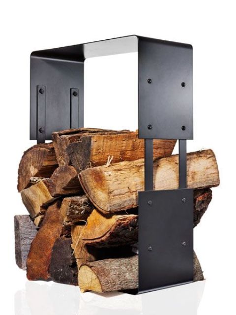 un moderno porta legna da ardere in metallo è un'idea elegante per un interno moderno o uno spazio contemporaneo e sembra piuttosto ruvido