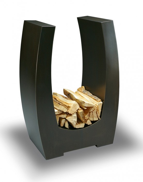 un elegante supporto per legna da ardere in metallo è una bella idea per qualsiasi spazio moderno o contemporaneo, ricorda un ferro di cavallo ma in una forma più moderna