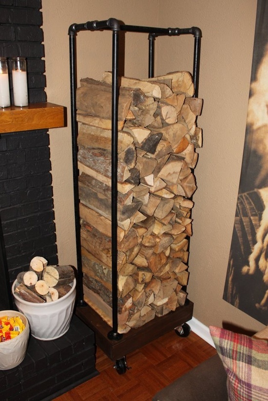 un supporto per legna da ardere industriale in legno e metallo è un'ottima idea per una stanza rustica o di una fattoria e può essere utilizzato anche all'aperto