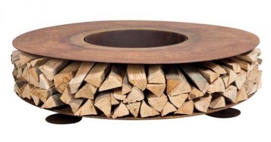 un tavolo rotondo in metallo ruggine con legna da ardere è una bella idea per interni ed esterni, aggiungerà un tocco rustico e industriale ad esso