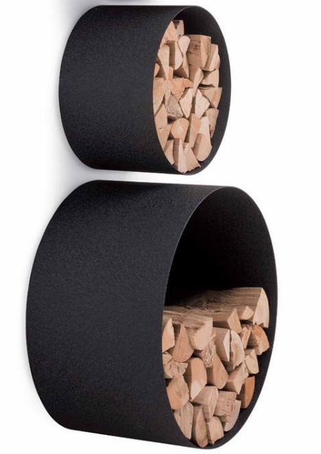 i contenitori rotondi in metallo nero possono essere fissati alla parete e utilizzati non solo per la conservazione della legna da ardere, ma anche per altre cose