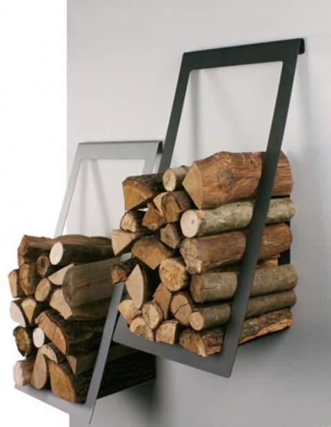 I porta legna da ardere minimalisti in metallo fissati alla parete sono ideali per spazi moderni, contemporanei e minimalisti