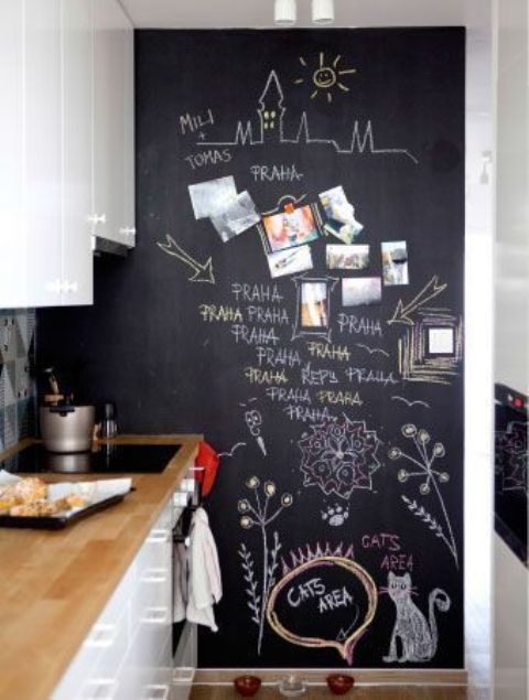 una cucina bianca contemporanea con un muro a lavagna che è pura arte, i tuoi bambini lo adoreranno