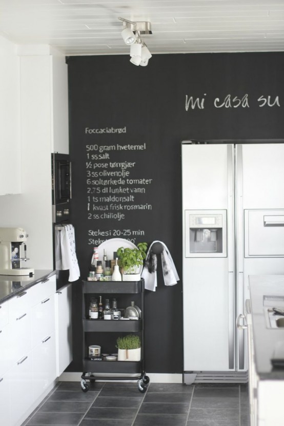 un muro di lavagna è un'idea chic ed elegante per una cucina, scrivi ricette e tutte le cose necessarie