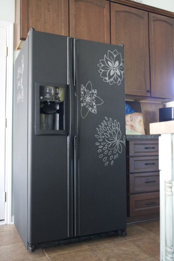 un frigorifero rinnovato con vernice lavagna e con alcune opere d'arte sembra fantastico e molto rinfrescante, aggiunge un tocco moderno allo spazio