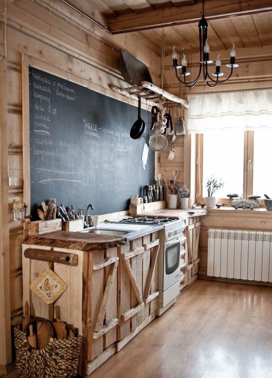 una cucina rustica in legno, con armadi accattivanti, una lavagna in una cornice che funge da alzatina e da arte
