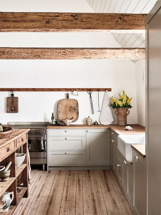una cucina chic contemporanea in grigio tortora, con isola cucina in legno e piani di lavoro e travi in ​​legno grezzo