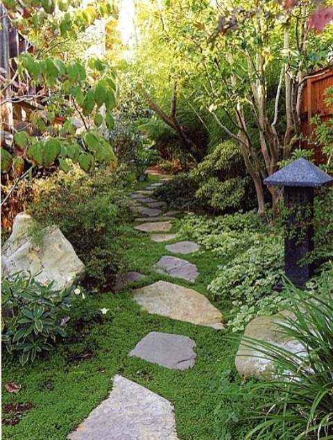 erba verde, mini arbusti, alberi e una lanterna a toni in stile giapponese faranno sembrare il cortile molto zen