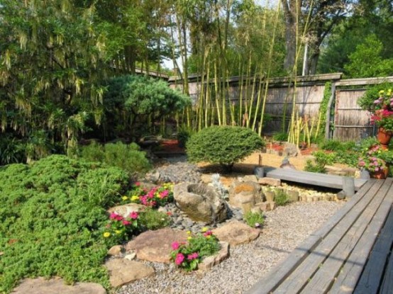 ciottoli, rocce, vegetazione, fiori e bambù per un giardino in stile giapponese ma europeo grazie alle piante in fiore