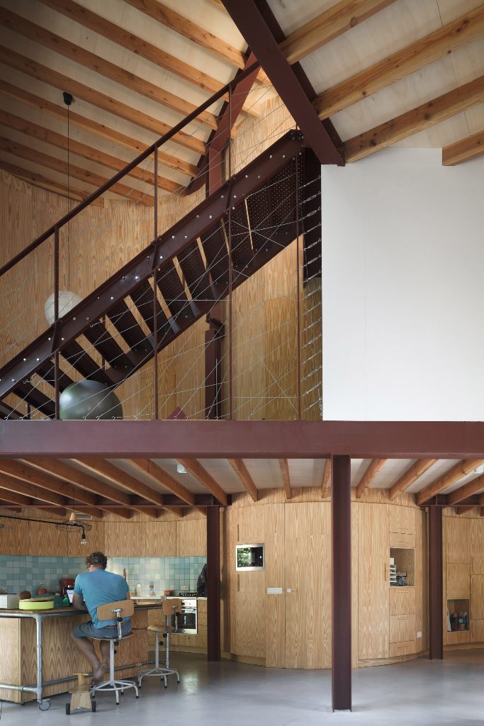 I mobili da incasso in legno seguono le pareti curve, guarda quanto è creativo lo spazio delle scale e come la geometria intelligente è stata integrata qui
