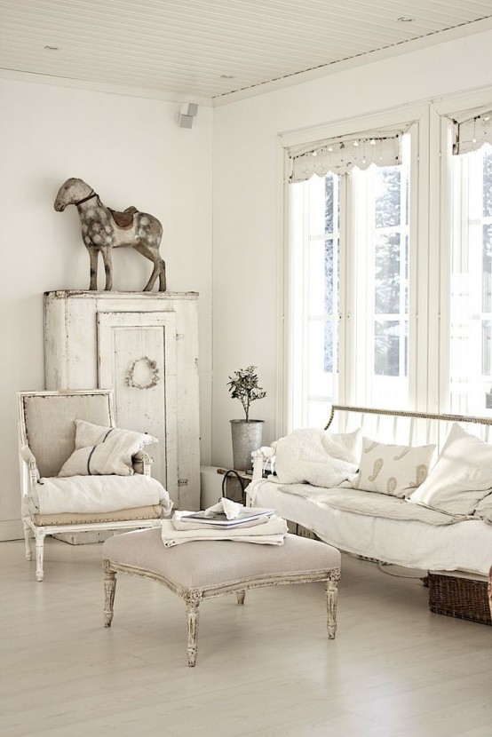 un bellissimo soggiorno shabby chic neutro con raffinati mobili vintage, un armadio e un arredamento grazioso e insolito