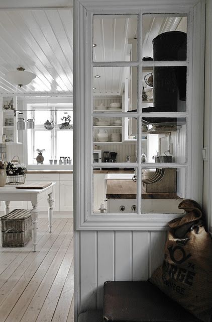 un divisorio in legno e un vecchio telaio di una finestra è un'idea elegante da scegliere