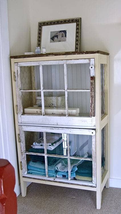 una vetrina shabby chic con i vecchi telai delle finestre al posto delle porte è una bella idea per un bagno vintage