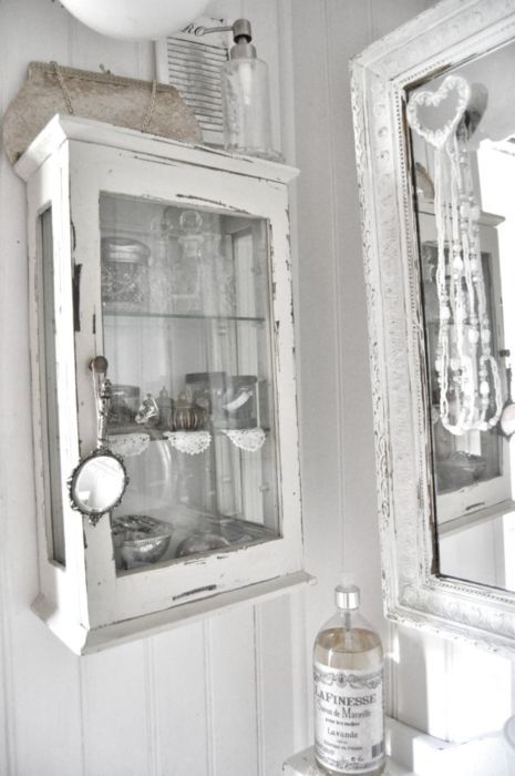 una vetrina vintage realizzata con vecchi infissi sarà una bella soluzione per una cucina o un bagno