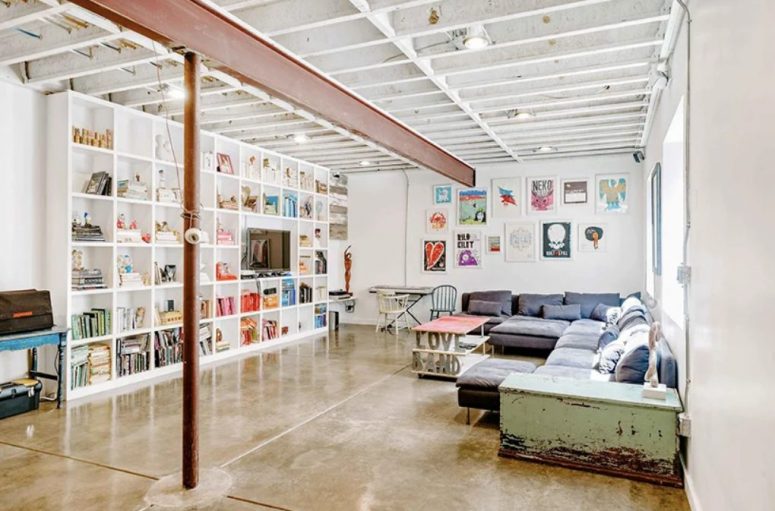 Si tratta di un salone per leggere e guardare la TV con molta arte e mobili chic