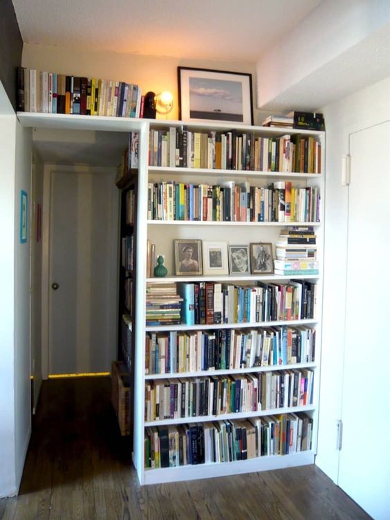 un angolo tutto ricoperto di scaffali integrati è un modo elegante per usare il tuo angolo scomodo e conservare alcuni libri