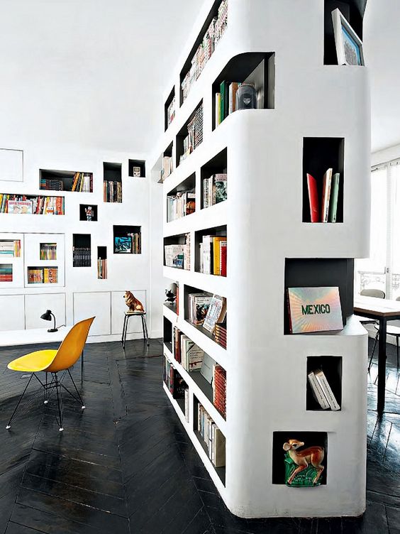 una splendida idea per la libreria domestica: molti scaffali incorporati con supporto nero per far risaltare i tuoi libri